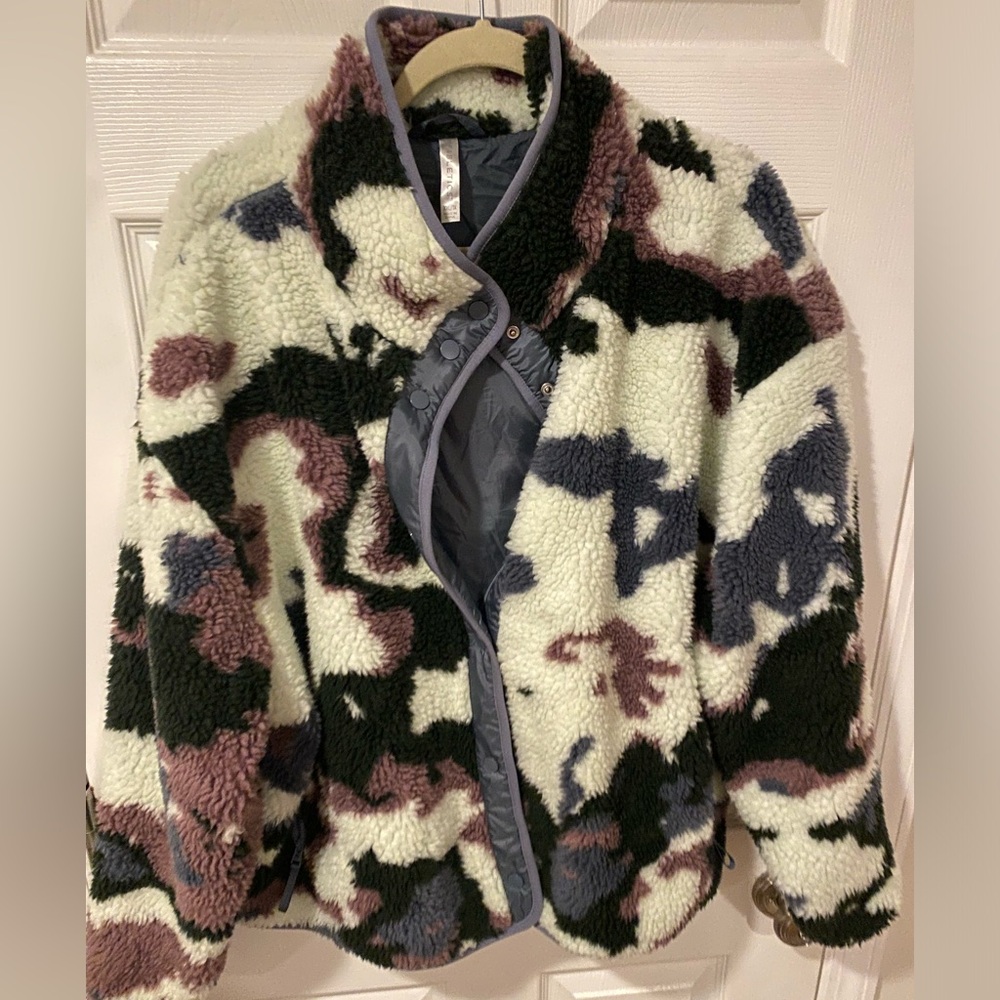 NWOT Fabletics Tahoe Teddy Camo Fleece